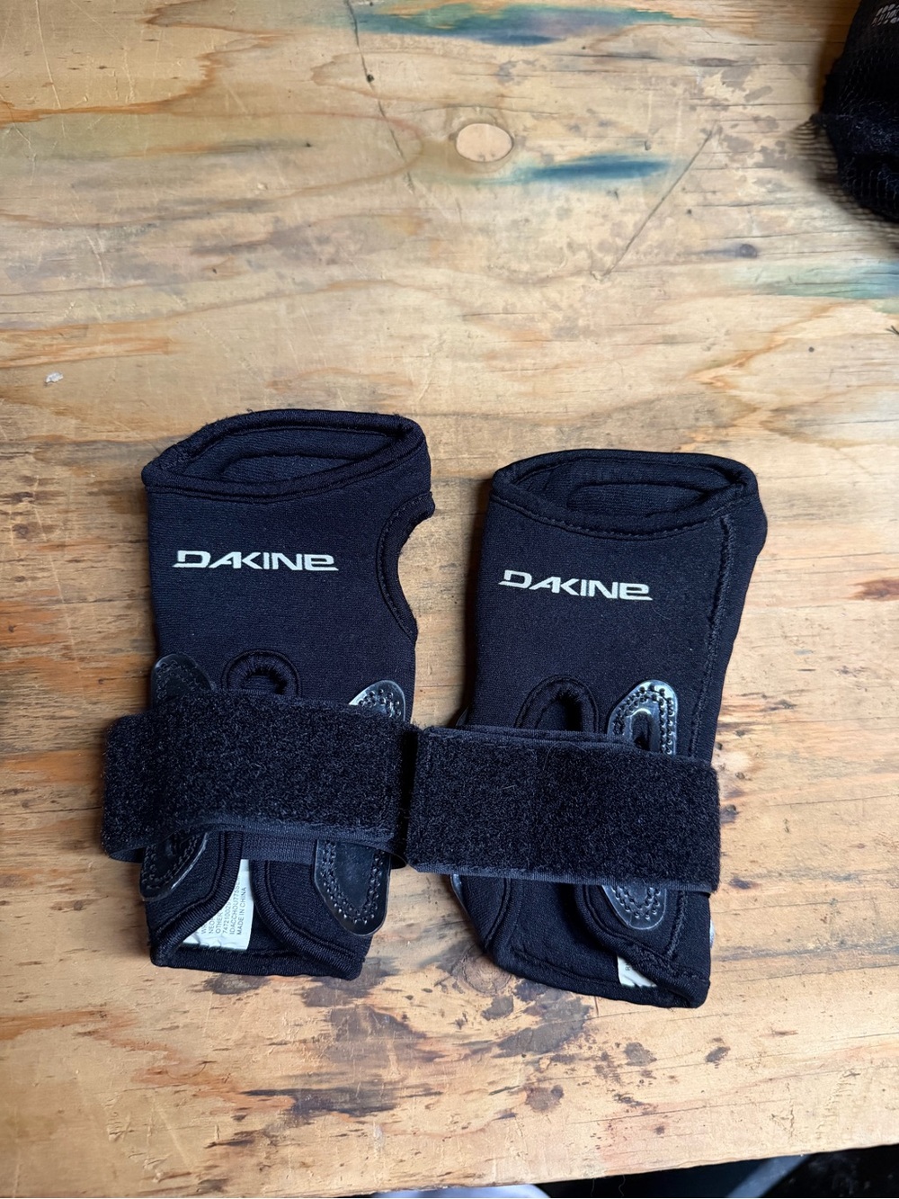 dakine small wrist guards